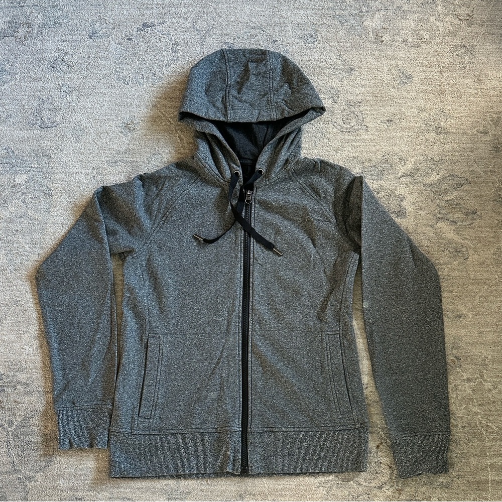 Lululemon scuba zip up hoodie
Women’s size 6
Color  heathered gray